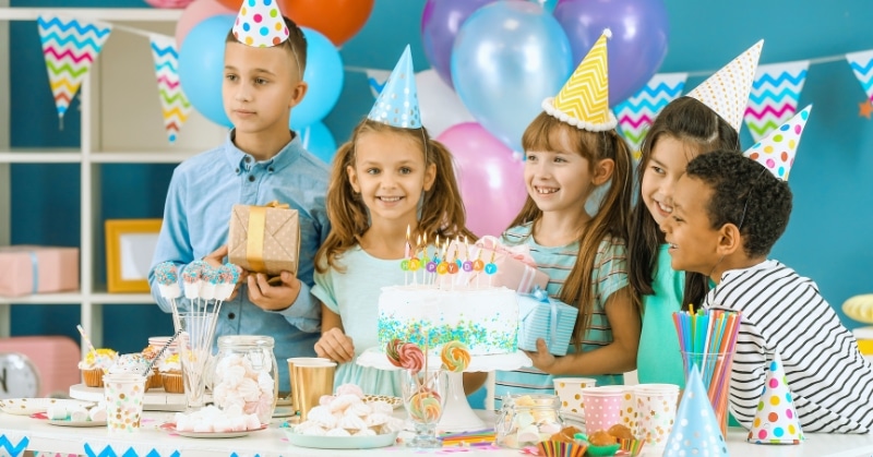 ילדים קטנים חוגגים יום הולדת בבית